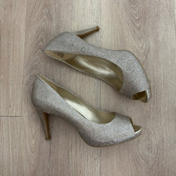 Bandolino Womens High Heels Size 6.5 Light Gold Peep Toe Sparkly Rainaa Pump - Picture 1 of 9